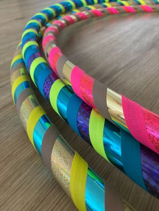 Na e-shopu www.svethoopingu.cz najdete hned 3 nové obruče skladem 😍 🧜‍♀️1) Fitness obruč Mermaid s krásnou fialovou...